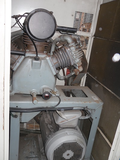 máy nén khí Hitachi 11Kw có bộ phận làm khô khí